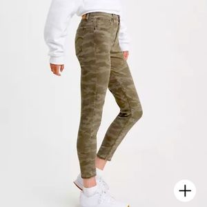 Levi’s 720 High Rise Super Skinny Crop Jean